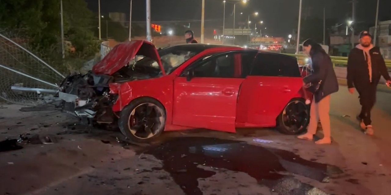 Ebrio pierde el control del volante y derriba una malla ciclónica en Saltillo