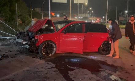 Ebrio pierde el control del volante y derriba una malla ciclónica en Saltillo