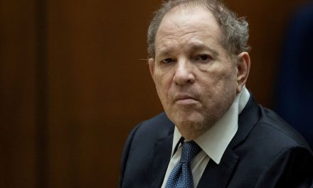 Anula Tribunal de Nueva York la condena de Harvey Weinstein por inconsistencias en el caso
