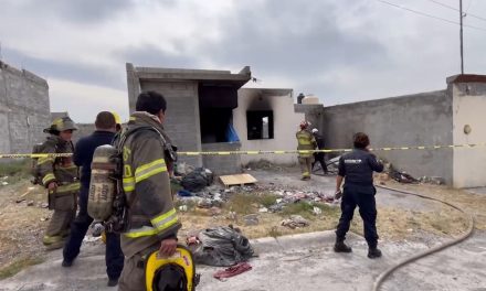 Hombre muere calcinado en Saltillo en incendio de casa en obra negra