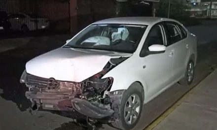 Durante la madrugada conductor huye tras derribar un poste en Saltillo