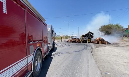 Se registra incendio en camión de carga en Saltillo