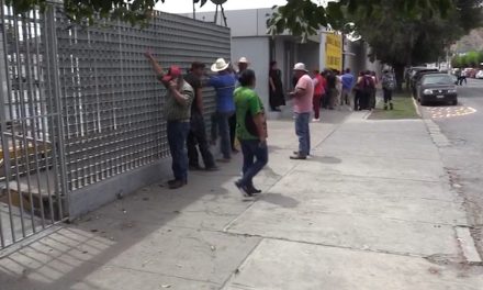 Pobladores del medio rural se manifiestan en la CFE