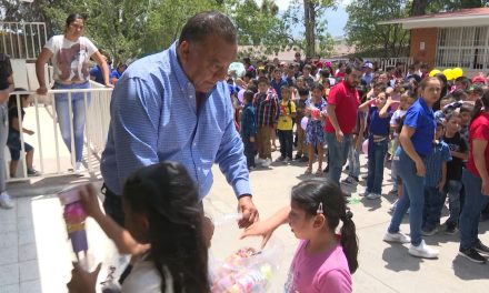 Inicia la UNTA entrega de juguetes en Saltillo