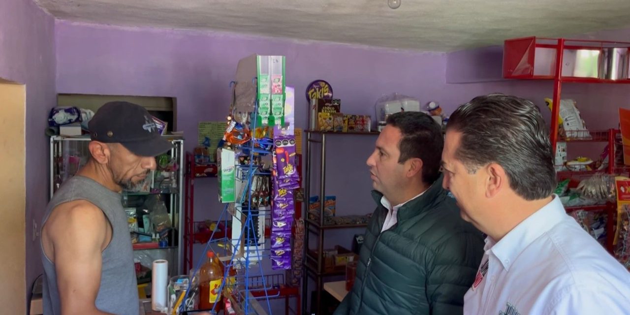 Javier Díaz realiza toca toca acompañado de militantes en Saltillo