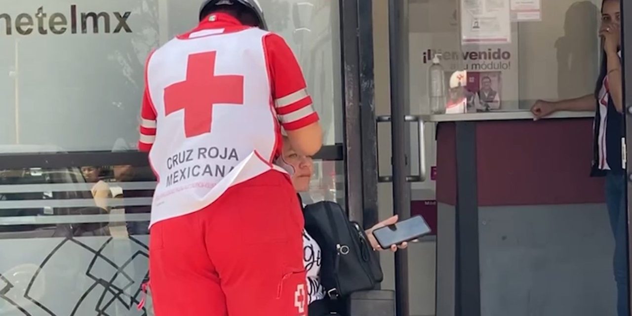 Le cae encima un anuncio publicitario a mujer en Saltillo