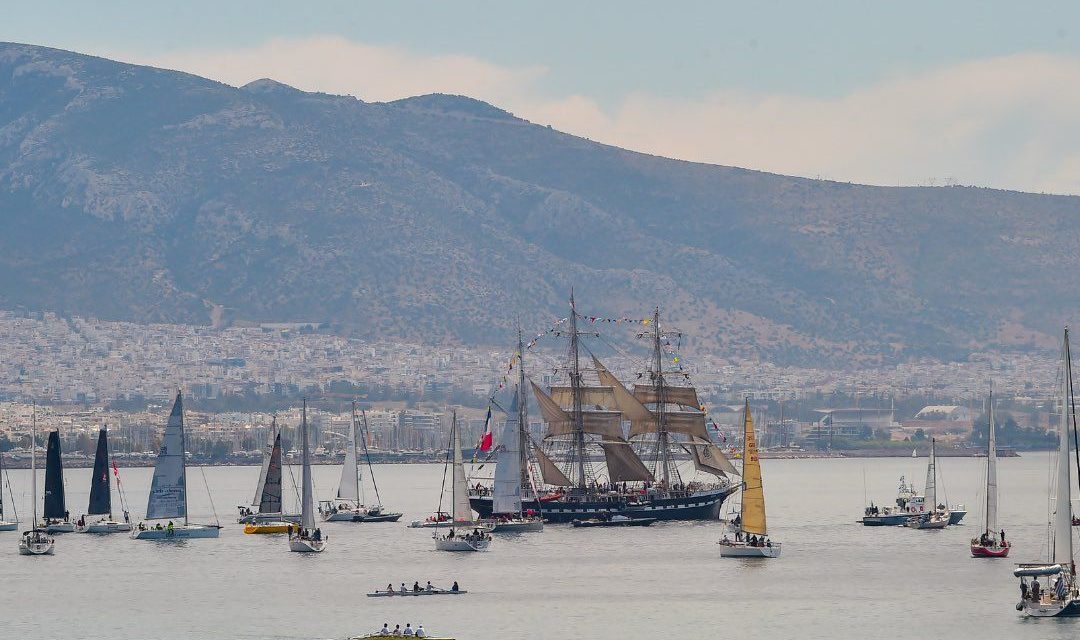 La llama olímpica emprende un viaje histórico a bordo del velero francés ‘Belem’