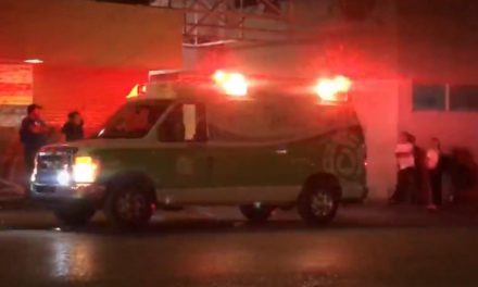 Llegan graves dos hombres tras volcadura en Los Lirios