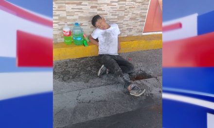 Niño se queda dormido a plena luz del día en Saltillo