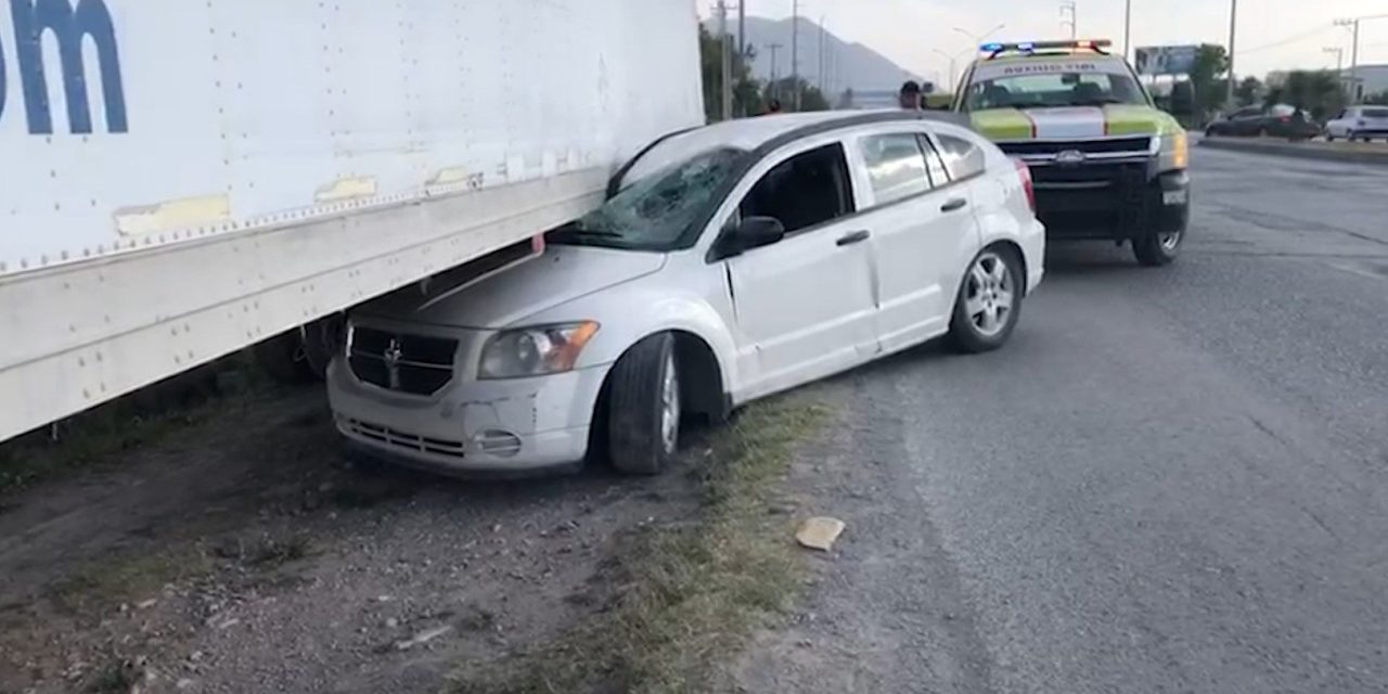 Madre e hija se llevan gran susto al chocar contra un tráiler en Saltillo