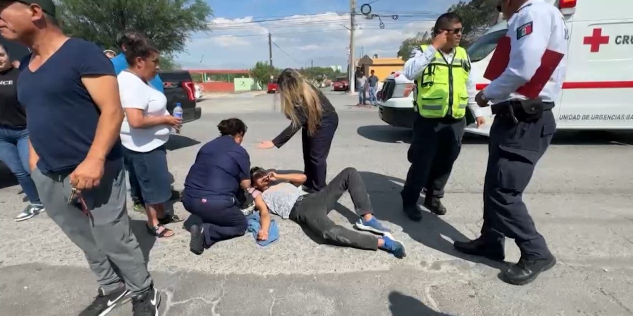 Manda a dos jóvenes al hospital en Saltillo
