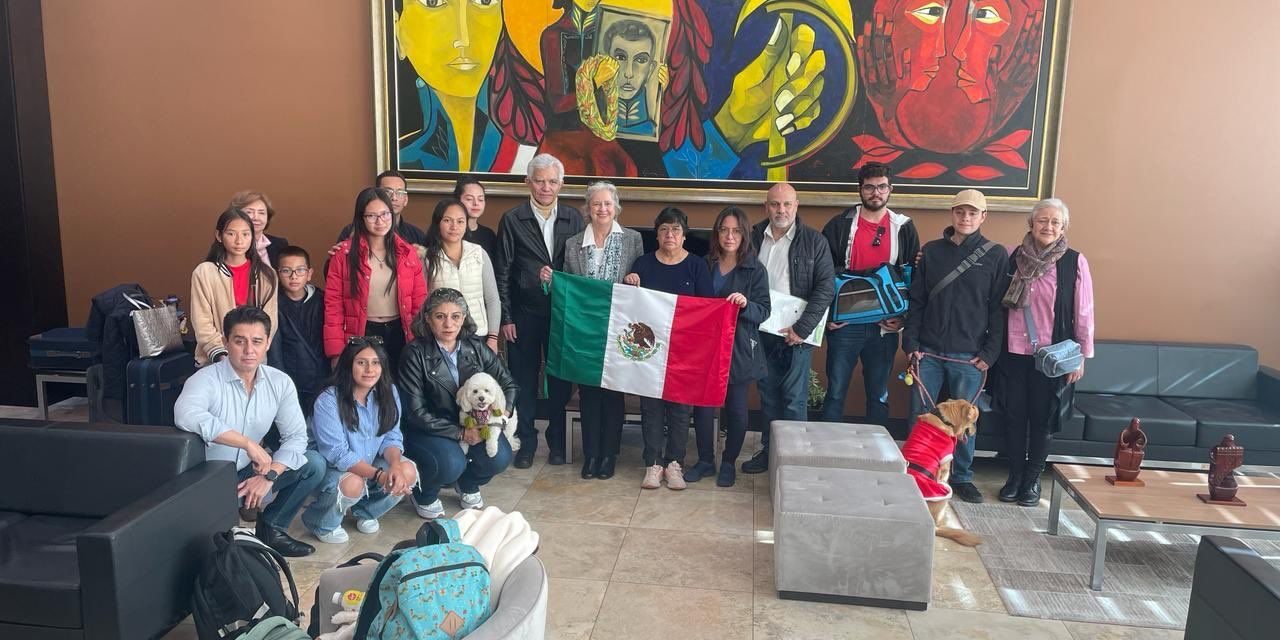 Salen diplomáticos mexicanos de Ecuador