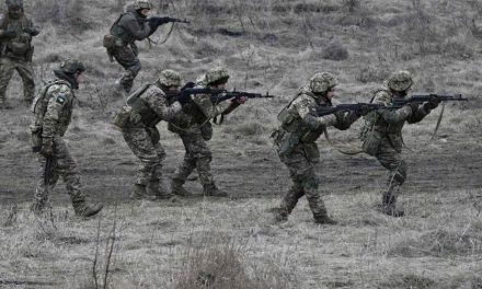 Acusa Rusia a Estados Unidos de reclutar a miembros de cárteles mexicaicanos para combatir en Ucrania