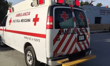 Moto no respeta su alto obligatorio y causa accidente en Parras de la Fuente