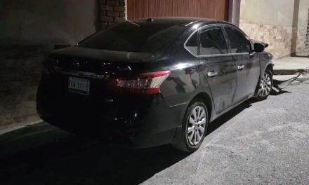 Mujer en estado de ebriedad impacta vehículo con poste de luz  en Parras