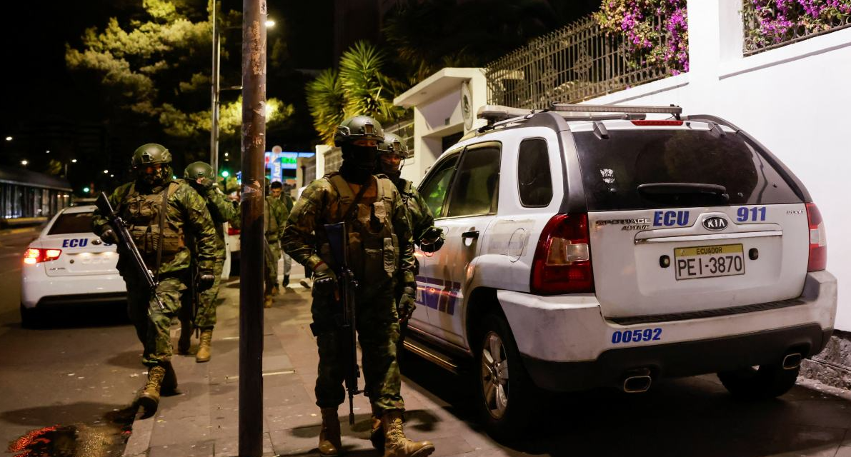 Nuevo video revela la irrupción en la embajada mexicana en Ecuador