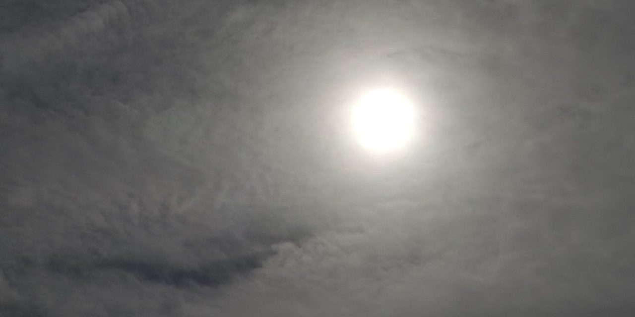 Opacan nubes eclipse total; apenas fue visible en Ramos Arizpe