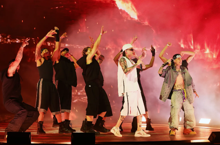Peso Pluma deleita al público en su debut en Coachella 2024