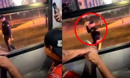 Video: Policía lanza piedra a camión donde viajaban aficionados de Chivas