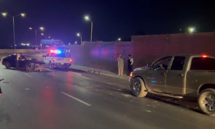 Hombre pierde el control en curva y termina chocando en Saltillo