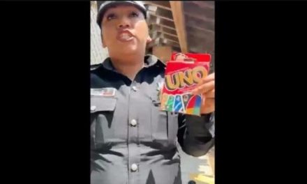 Policías buscaban detener a tres jóvenes en Toluca… ¡por estar jugando al UNO!