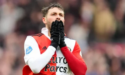 Leyendas de Holanda cuestionan el rendimiento de Santiago Giménez en el Feyenoord
