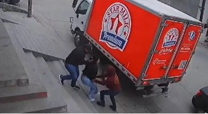 Video: Privan a joven de su libertad y la encuentran amordazada en la cajuela de un auto en Tijuana