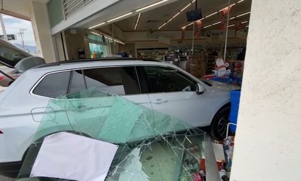Mujer se mete con todo y su camioneta a una farmacia al norte de Saltillo