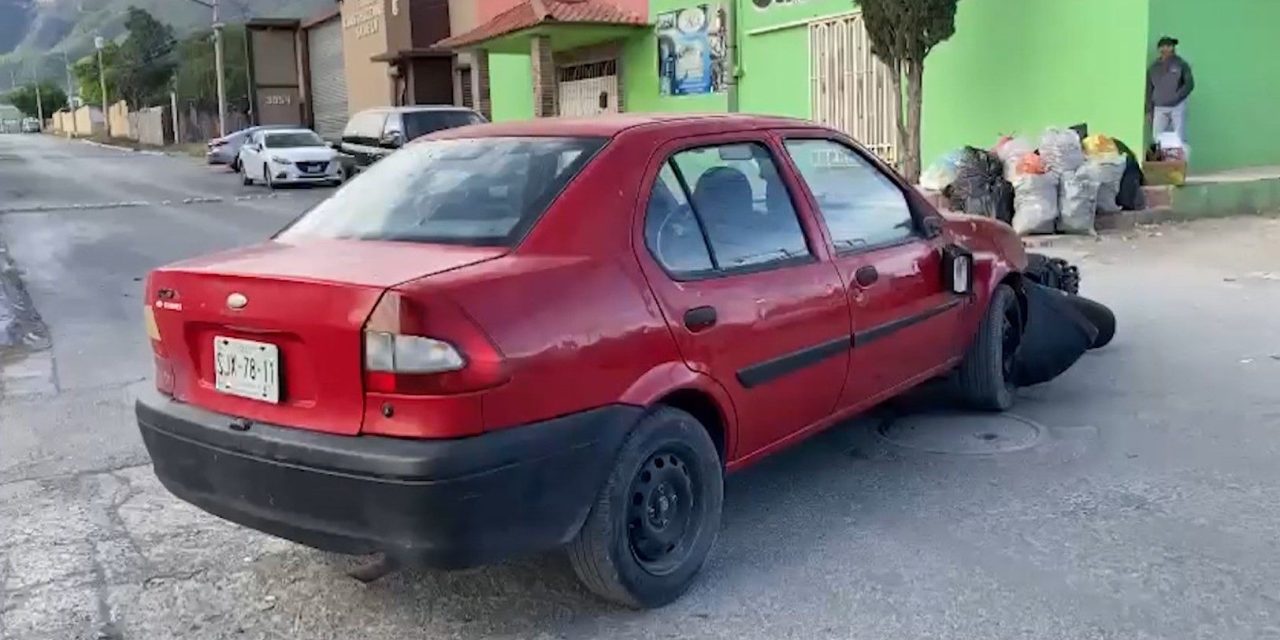 Se pasa el alto y arrolla a motociclista en Saltillo