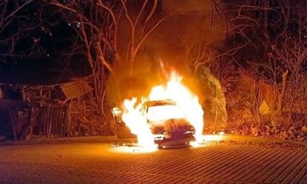 Grupo armado ataca a balazos a chofer de un taxi y luego lo queman dentro de su vehículo en Chilpancingo