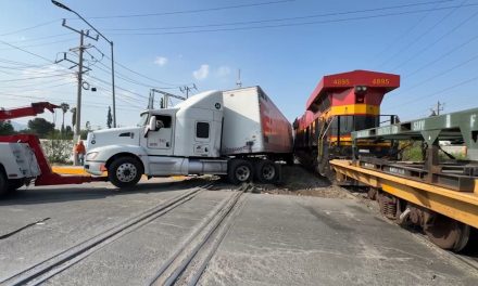 Tráiler se atraviesa al paso del tren  en carretera Los Pinos en Ramos Arizpe