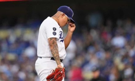 Julio Urías es acusado de cinco delitos menores