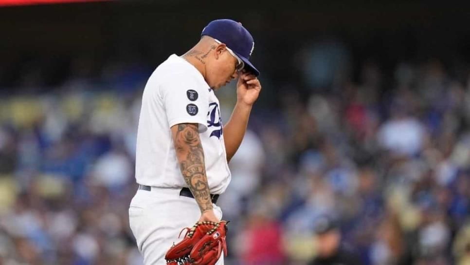 Julio Urías es acusado de cinco delitos menores