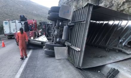 Se registra volcadura de un tráiler en Los Chorros