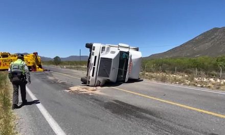 Vuelca vehículo de carga por dormitar al volante en la carretera Saltillo-Matehuala