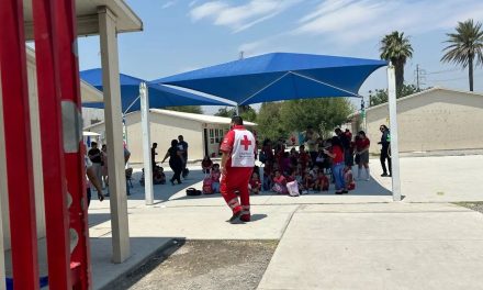 Calor de 44 grados causa desmayos en escuela