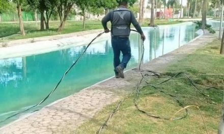 Realizan mantenimiento en el lago del Bosque Urbano