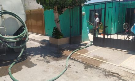 Simas Torreón distribuye pipas de agua potable