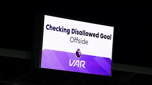 Veinte equipos de la Premier League consideran eliminar el VAR