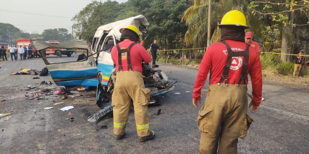 Choque de una combi en Tabasco deja 11 muertos y múltiples heridos