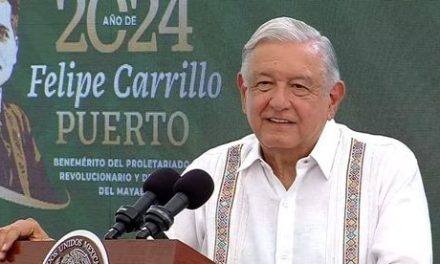 AMLO anuncia que la bandera estará en el Zócalo para la marcha de la ‘Marea Rosa’