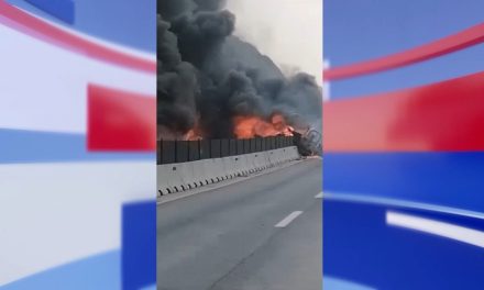 Arde tráiler tras accidente en la autopista Saltillo-Monterrey
