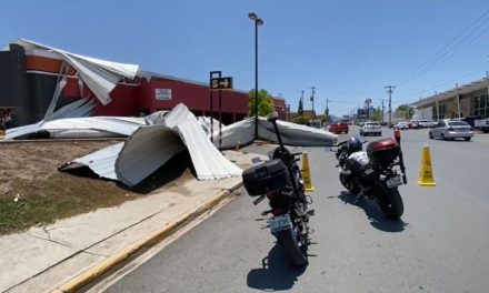 Se desploma techo del AutoZone de LEA y La Fragua en Saltillo