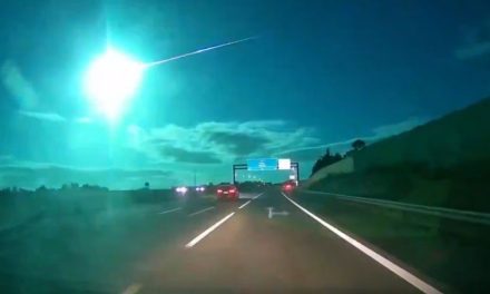 Video: ¿Es un pájaro, es un avión? Bola de luz verde sobrevuela el cielo en España y Portugal