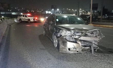Choca tras reventarse una llanta en Saltillo