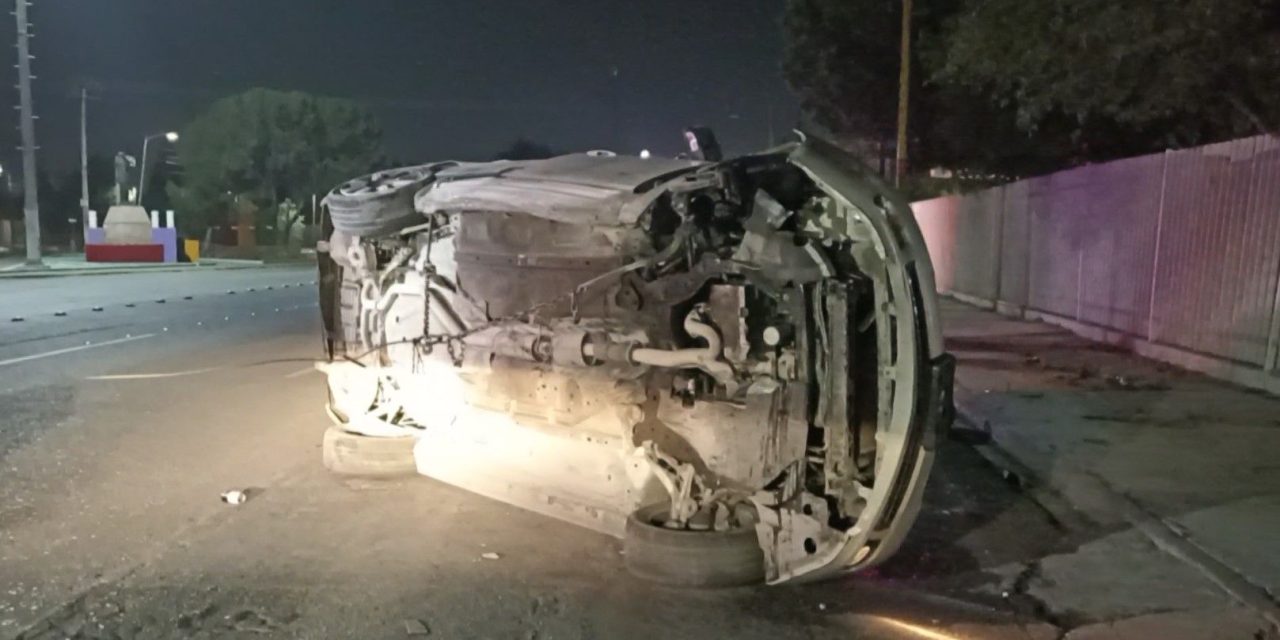 Saltillo: Conductor pasó volando sobre un vado, perdió el control y acabó volcado