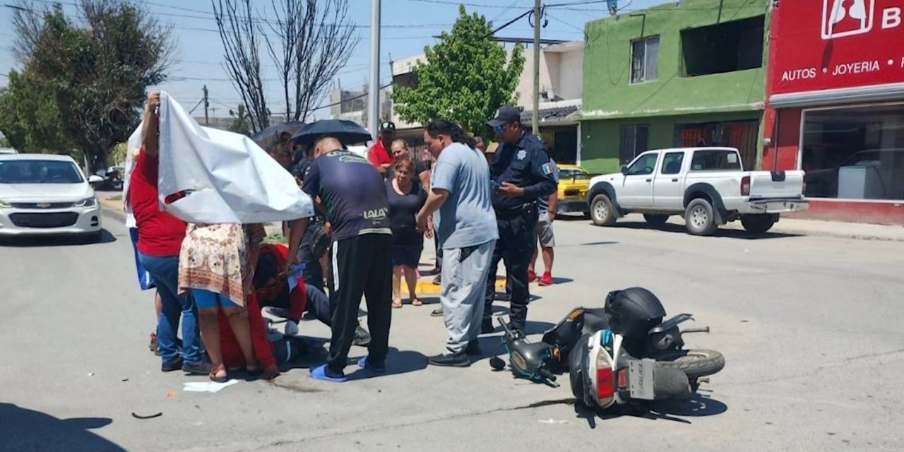 Conductor arrolla a mujer motociclista en Ramos Arizpe