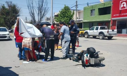 Conductor arrolla a mujer motociclista en Ramos Arizpe