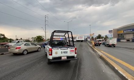 Falla mecánica lo deja en medio del camino y genera tráfico en LEA