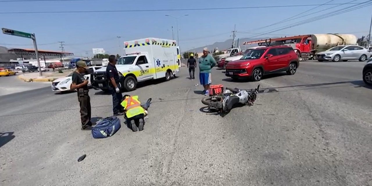 Derrapa motociclista y cae en el Periférico